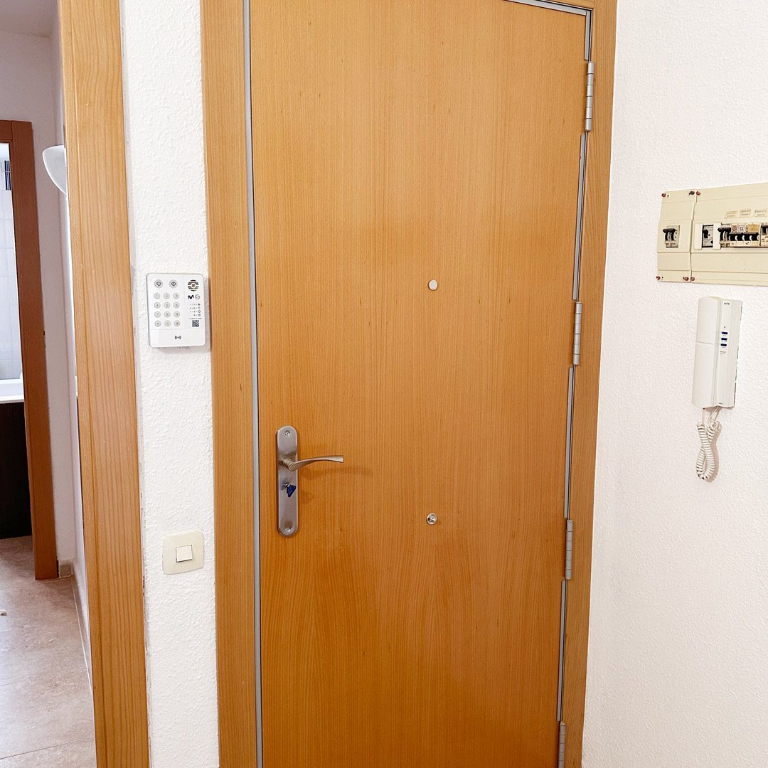 Puerta de Entrada Blindada con Plancha de Acero Galvanizado y Cerradura de Seguridad Ezcurra de Tres Puntos