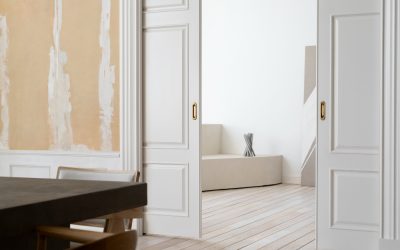 Puertas lacadas o de madera natural: cómo elegir la ideal para tu hogar