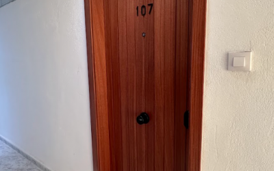 El cambio perfecto: nueva puerta de entrada y paso en roble natural