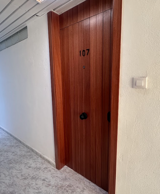 El cambio perfecto: nueva puerta de entrada y paso en roble natural