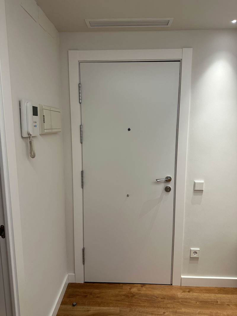 Puertas interiores y forrado de puerta de entrada