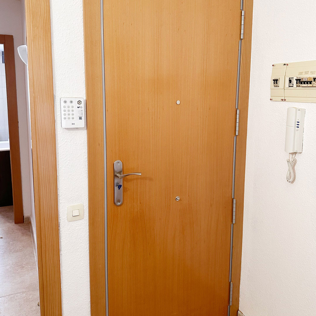 Puerta de Entrada Blindada con Plancha de Acero Galvanizado y Cerradura de Seguridad Ezcurra de Tres Puntos