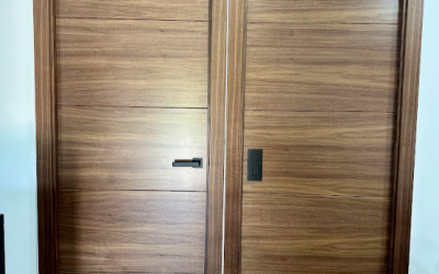 Puertas macizas en nogal barnizado: elegancia atemporal con carácter propio