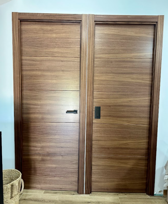 Puertas macizas en nogal barnizado: elegancia atemporal con carácter propio