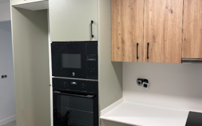 Cocina a medida en verde oliva y madera: diseño funcional con estilo propio