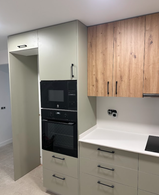 Cocina a medida en verde oliva y madera: diseño funcional con estilo propio