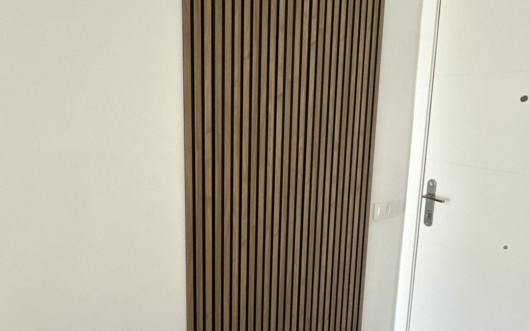 Puerta oculta para el baño: diseño integrado y minimalista
