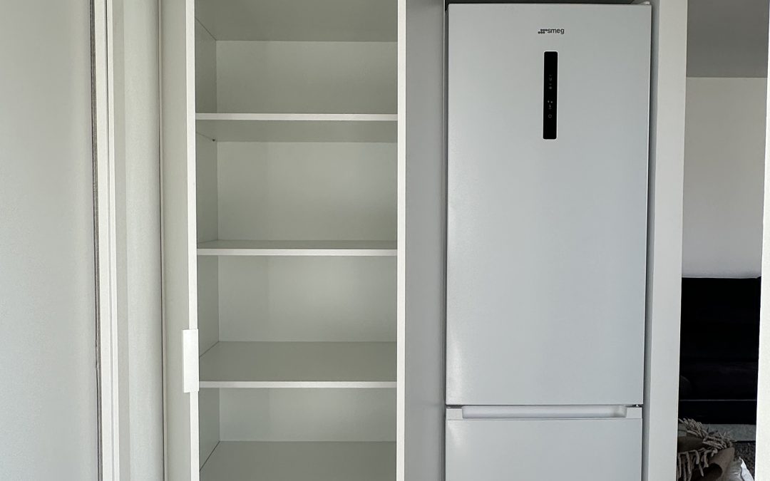 Mueble a medida para integrar el frigorífico y aprovechar cada centímetro