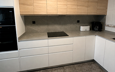 Cocina a medida con mesa extraíble: diseño y funcionalidad en cada rincón