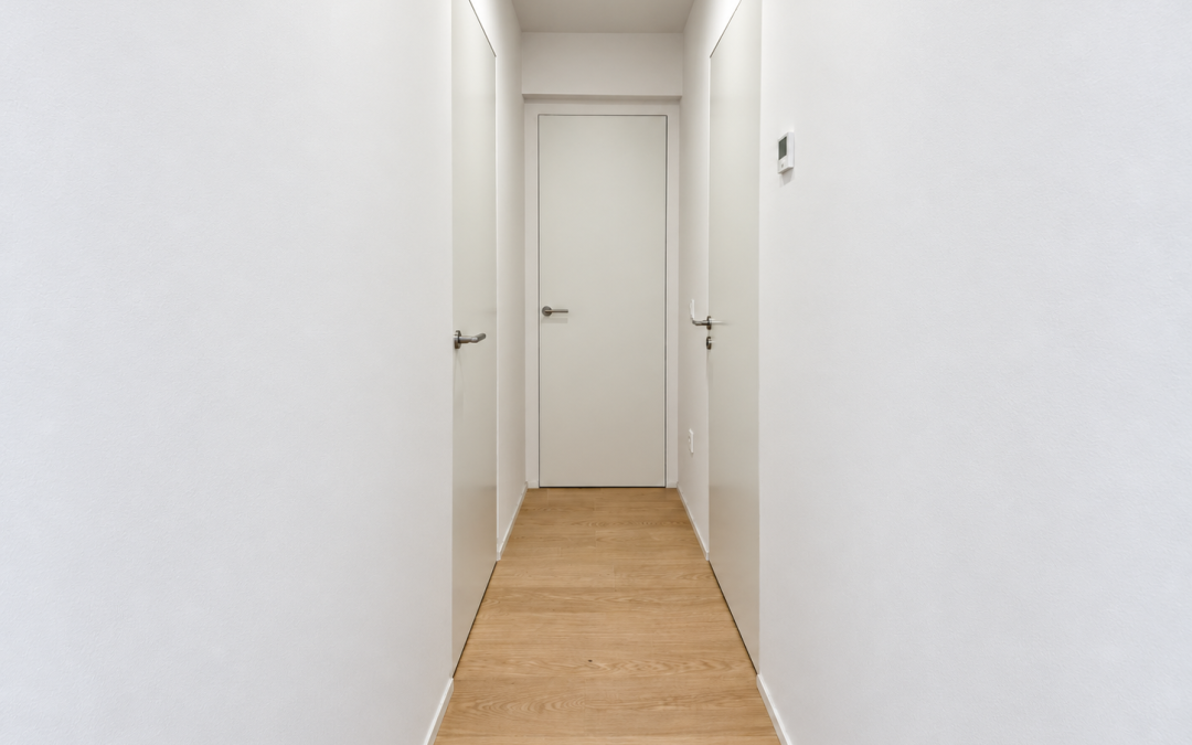 Puertas rasomuro: cómo integrar las puertas en la pared con un acabado minimalista